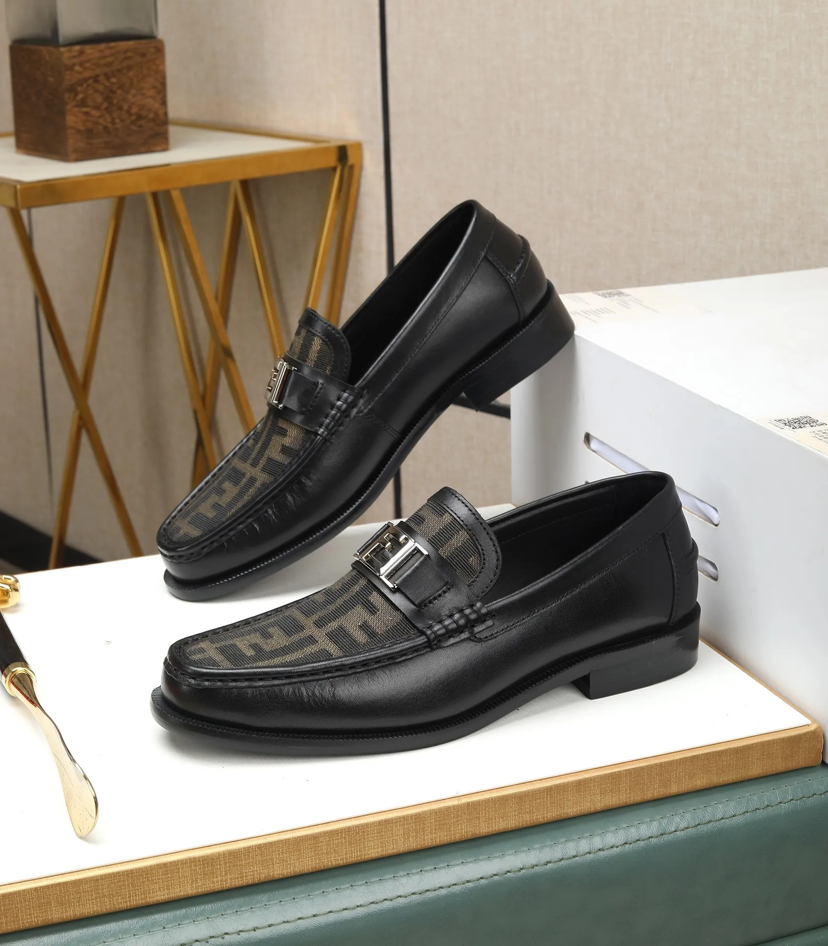 Men's shoes 💰580 (high-end, full cowhide) FENDI Fendi high-end formal leather shoes, original Italian imported cowhide surface + cowhide lining, original hardware, I believe you will be impressed from the first time you see it. The avant-garde atmosphere can no longer fully interpret its elegance. AAA grade rubber outsole, super comfortable. Original counter last, ensuring its original version and quality. The simple upper ensures its comfort and breathability. A pair of truly good shoes has its own unique soul, famous quality, regular size 38-44 (45 46 customized)